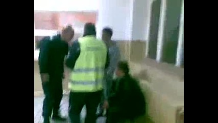Полудял Полицай Бие Ученици В Рпу