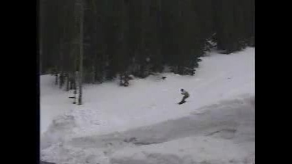 Скок със сноуборд над пътя