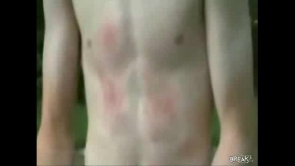 Скейтър прескача кола и се пребива 
