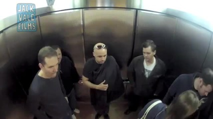 Изненада в асансьора