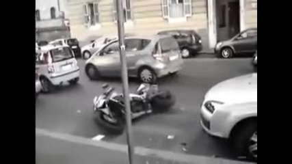 Жена събаря мотор на задна 