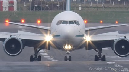 Пилотът на Boeing 767 го приземява успешно на пистата въпреки ураганен вятър!
