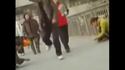 Младежи Правят Номера на Минаващите Хора 