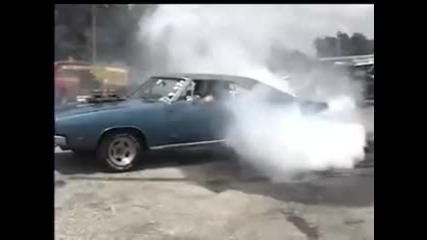 Dodge Charger 1969 V8 440hp burnout