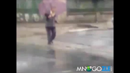 Мълния удря човек той става и продължава
