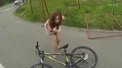 Ето защо момичетата не трябва да карат колело когато носят пола