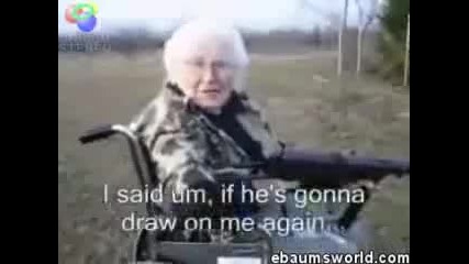 Бабичка в инвалидна количка стреля с Картечница 
