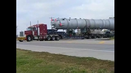 Голям камион превозващ огромен товар прави интересен завой _