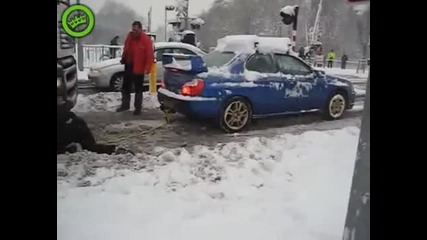 Subaru Impreza помага на закъсал в снега камион Man Tga в Холандия 