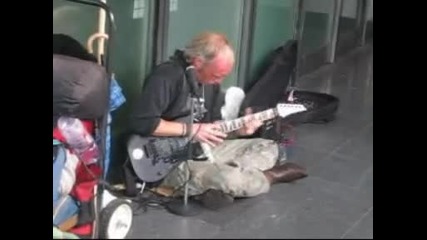 Great solo master guitarist on the street