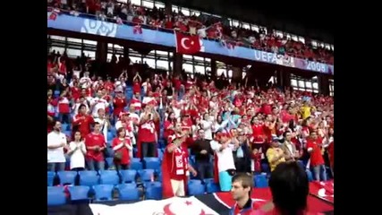 Подкрепата на публиката на Turkiye преди мача Turkiye 2-1 Швейцария