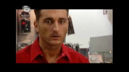 Блондинка купува телефон