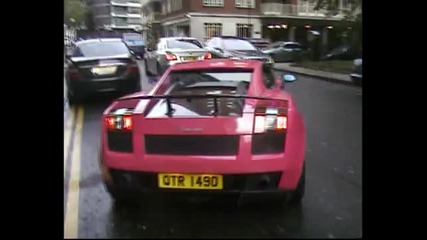розово Lamborghini пали гумите
