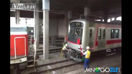 Японец се мъчи да спре влак с ръце