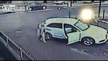Мъж се опитва да открадне колата на възрастна жена, но тя не се дава