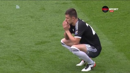 Миазга с молитва преди дебюта си за Челси