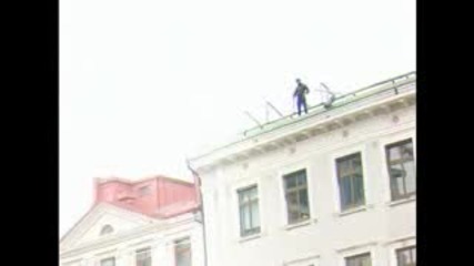 Безстрашен мъж направи страхотен скок!