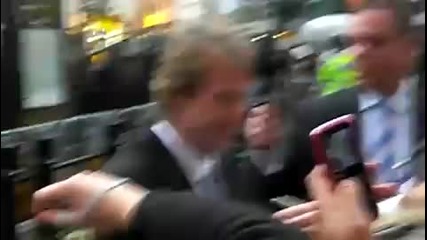 Майкъл Бей раздава автографи в Лондон 