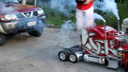 Truckmodel Peterbilt 359 Rc 1_4 Nissan Patrol vs. Peterbilt.