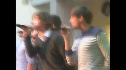 One Direction - На живо от Asda House в Leeds пеят What Makes You Beautiful