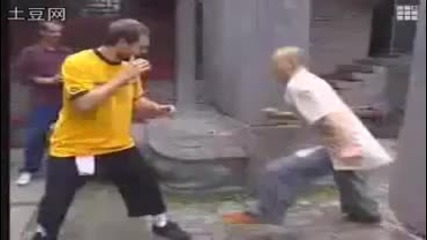 Shaolin Monk Master показва хватки 