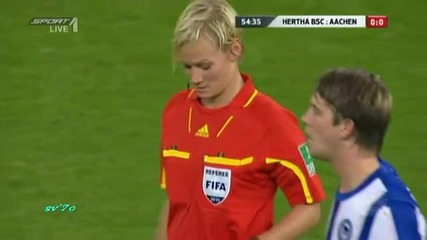 Футболист опипва съдийка смях