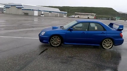 Дрифт на мокро със Subaru Impreza
