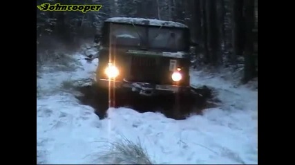 Газ 66 на разходка в гората