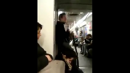 този не издържа!!!!луд в метро!!!!