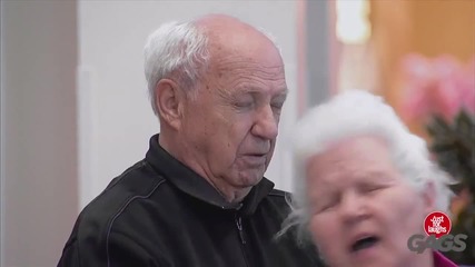 Скрита камера! Мъж удря възрастна жена ( Just For Laughs Gags )