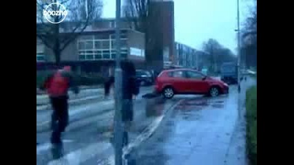 Кола убива репортер