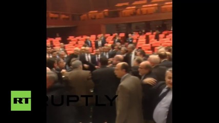 Бой в турския парламент, четирима депутати пострадаха -(1 част).