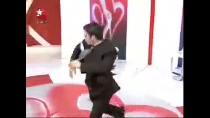 Как се излага само... :)водещата гледа с отворена уста :)