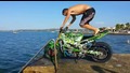 Щур трик с мотор завършващ със скок във водата !