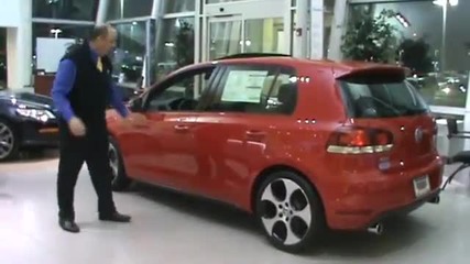 луд продавач на коли прави реклама на Volkswagen
