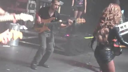 Any backstage para tocar la guitarra y cantar Claveles Importados... 