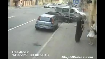 Жена като по чудо оцеля да не бъде блъсната - Рефлекс или Късмет 