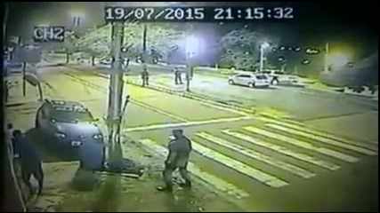 Вижте как бразилски полицаи спряха този престъпник на мотоциклет