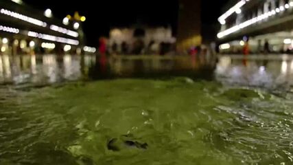 Туристи танцуваха на наводнения венециански площад "Сан Марко"