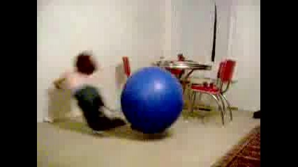 Хлапе скочи върху топка но приземяването не беше меко..смях