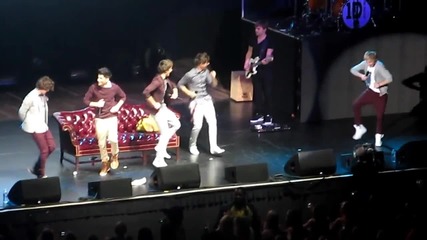 One Direction - танцуват танца на Найъл