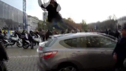 Студент скача върху колата на Антон Кутев, полицията бие