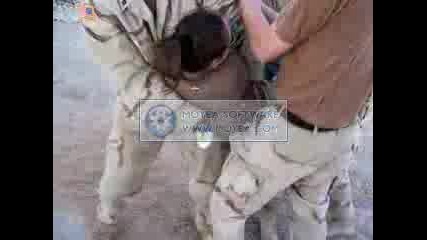Войници пленяват жена в неравностойна битка