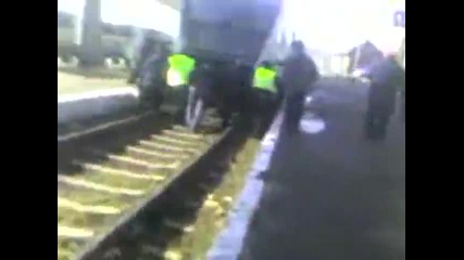Маниаци бутат влак 