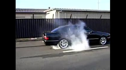Mercedes E55 Amg burnout 