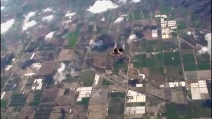 Луд скача от самолет без парашут!