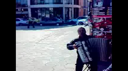 уличен музикант в центъра на бургас
