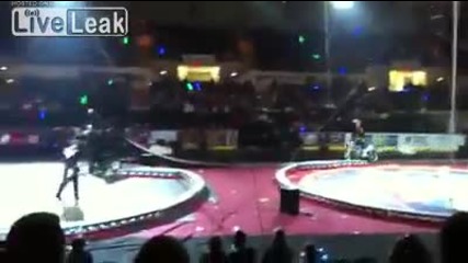 Това сигурно го заболя ?!