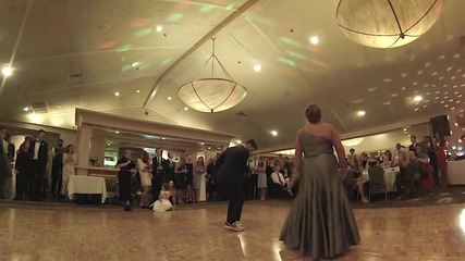 Майка и син танцуват на сватбата му