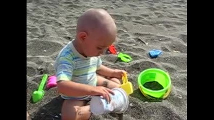 Диди си играе в пясъка 